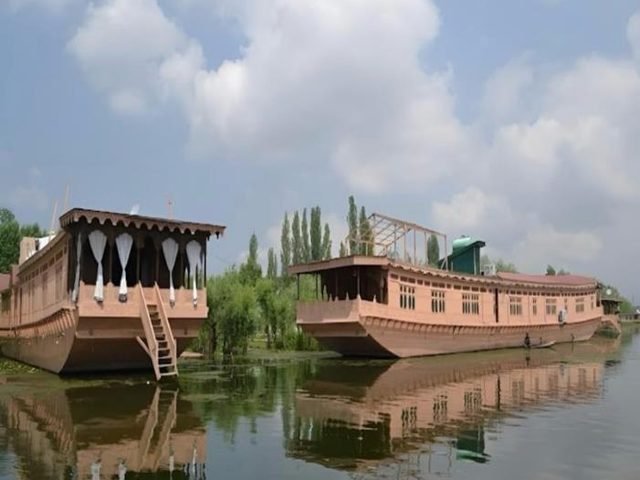 Wangnoo Heritage Houseboat, Dal Lake, Srinagar