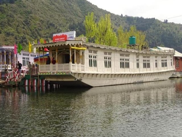 Deluxe Houseboat, Dal Lake, Srinagar